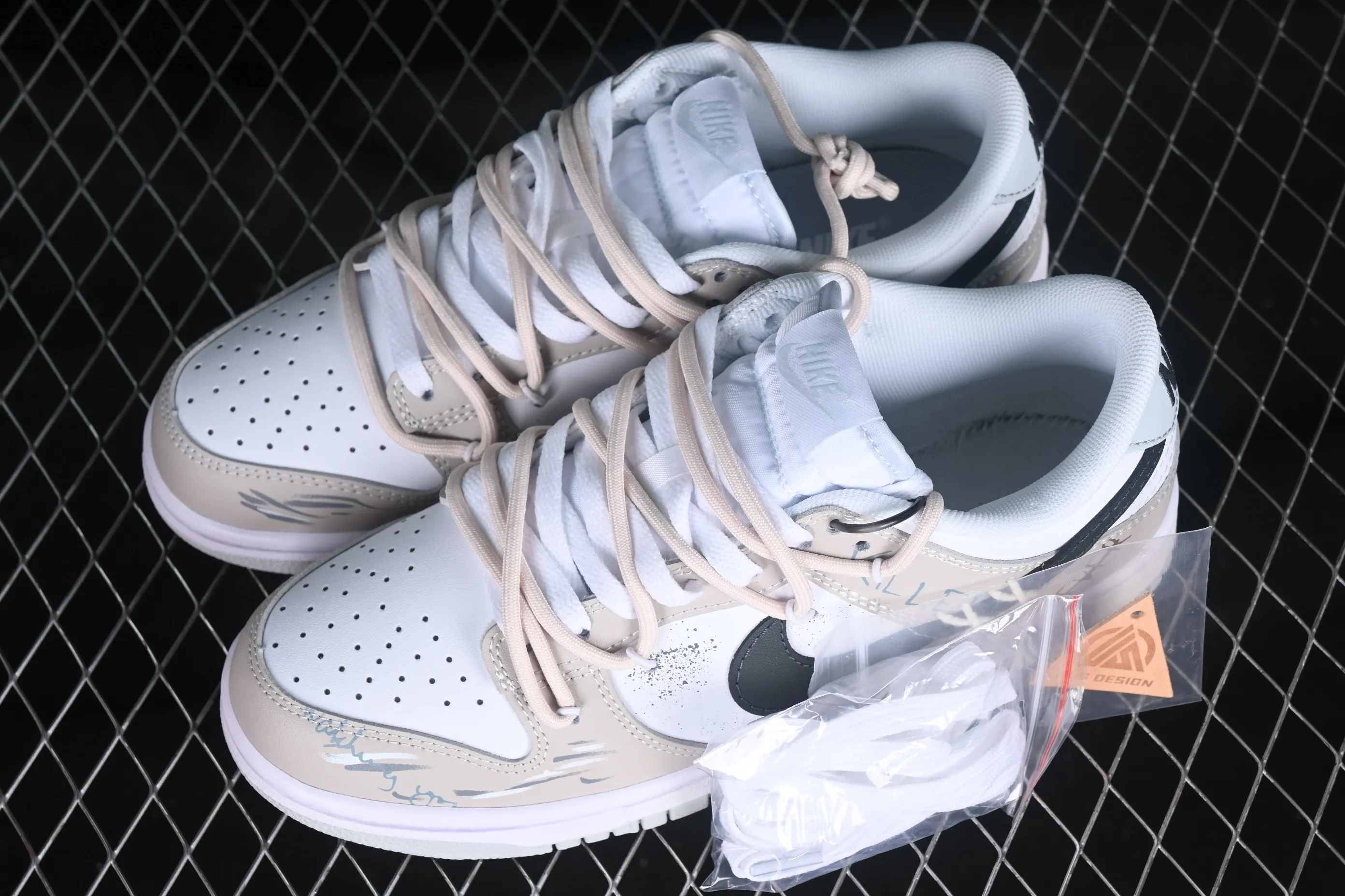 All Categories Nk SB Dunk Series Nk SB Dunk Low Low-top sneakers Nk Dunk Low Retro graffiti Stitched cross black and white gray SB strap low-top casual sneakers DV0831-101